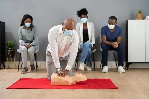 CPR First Aid Training With Paramedic Instructor Foto stock