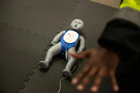 CPR training class by security guard in office Stockfoto's
