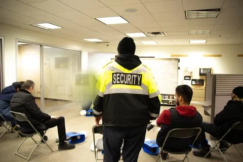 CPR training class by security guard in office Stockfoto's