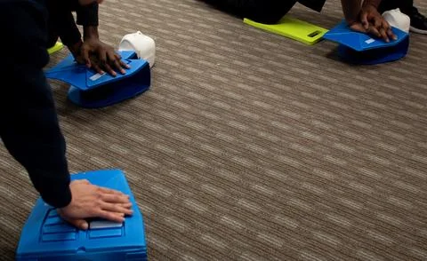 CPR training class by security guard in office Stock-Fotos