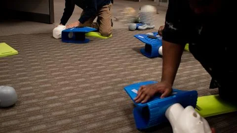 CPR training class by security guard in office Stockfoto's