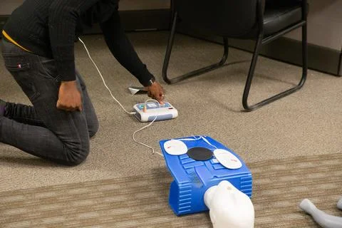 CPR training class by security guard in office Stockfoto's