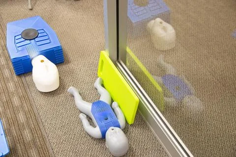 CPR training class by security guard in office Stockfoto's