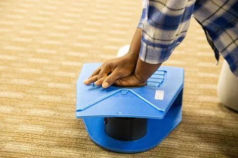 CPR training class by security guard in office Stockfoto's