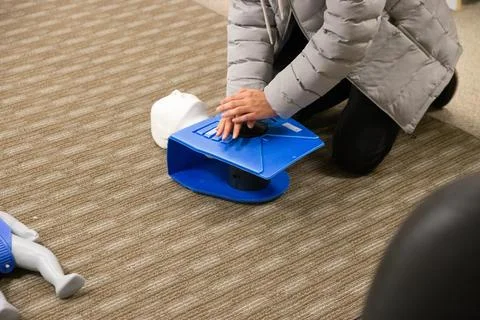 CPR training class by security guard in office Stockfoto's