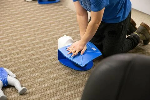 CPR training class by security guard in office Stockfoto's