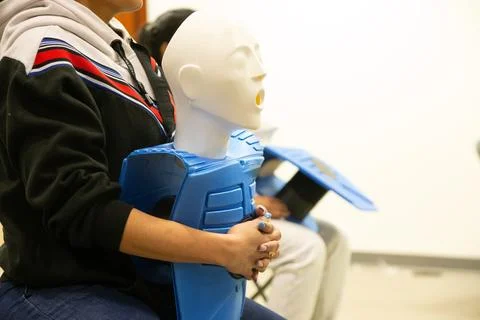 CPR training class by security guard in office Stockfoto's