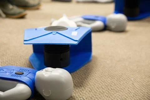 CPR training class by security guard in office Stockfoto's