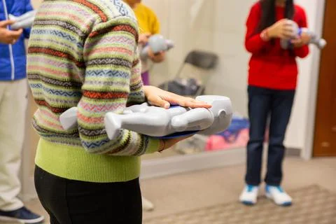 CPR training class by security guard in office Stock-Fotos