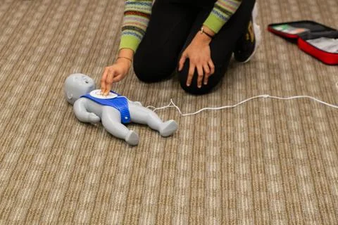 CPR training class by security guard in office Stockfoto's
