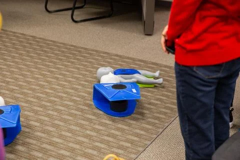 CPR training class by security guard in office Stock-Fotos