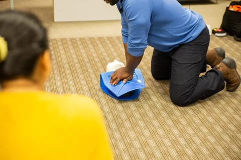 CPR training class by security guard in office Stockfoto's