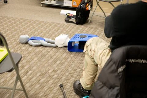 CPR training class by security guard in office Stock-Fotos