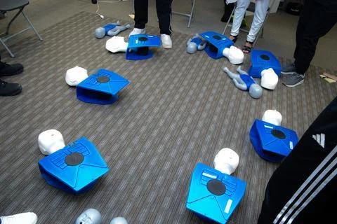 CPR training class by security guard in office Stockfoto's