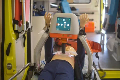 CPR training mannequin with automatic chest compression device in ambulance.. 스톡 사진