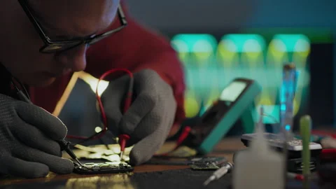 CPU. electronics engineer equipped with tools uses an electronic tester in a Vidéo 278190281