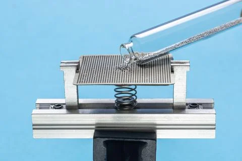 CPU. Reballing the processor. Processor and tweezers. computer equipment repa Foto stock