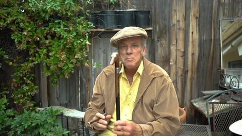 Crabby anf grumpy old man threatening with his cane Video stock 112074924