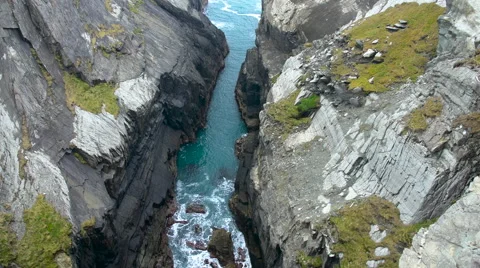 Crack at the cliffs 스톡 동영상 62265013