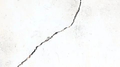 A crack has appeared in the cement wall. 库存影片 330542683
