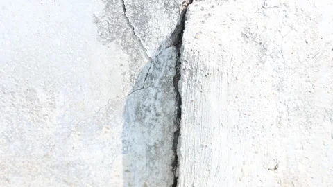 A crack has appeared in the cement wall. Vidéo 330542684