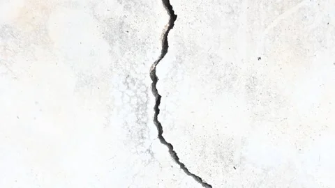 A crack has appeared in the cement wall. 库存影片 330542697