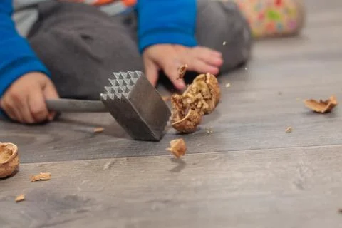 Crack a walnut. Foto stock