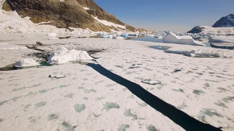 Crack in the winter ice Vidéo 96382157