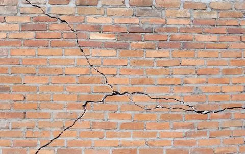 Cracked brick foundation Foto stock