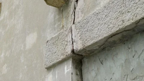 Cracked broken damaged wall of a building Vídeos de archivo 274551431