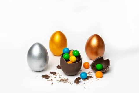 Cracked chocolate easter egg with colorful small round sweets and chocolates  Illustrazione stock