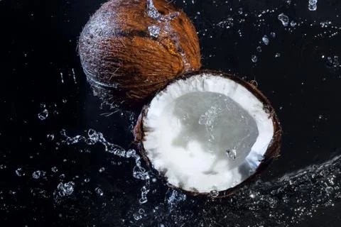 Cracked coconut 库存照片