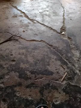 Cracked Concrete Floor Texture: A Study in Urban Decay Foto stock