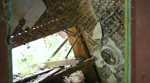 Cracked doors, broken Windows, old buildings Video stock 57325129