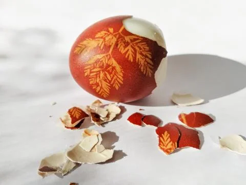 Cracked Easter egg isolated on the white Foto stock