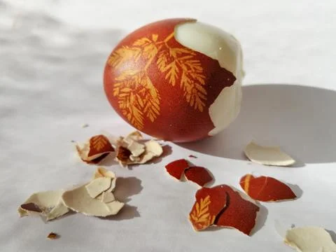 Cracked Easter egg isolated on the white Foto stock