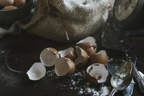 Cracked egg shells and a scale Stock-Fotos