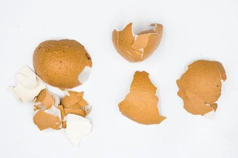 Cracked egg shells isolated on white background Foto stock