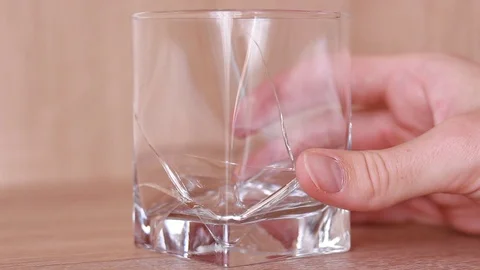 Cracked glass in man's hands Vídeos de archivo 86894589