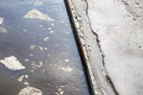 Cracked ice floating on river Foto stock