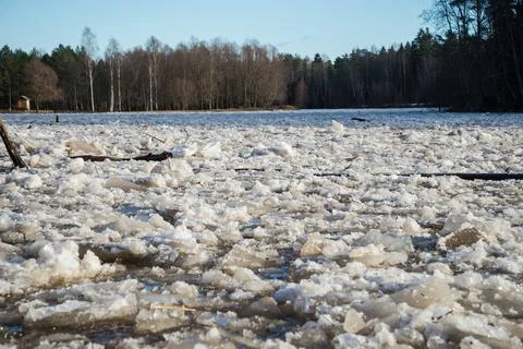 Cracked ice floating springtime on blue water mountain lake Foto stock