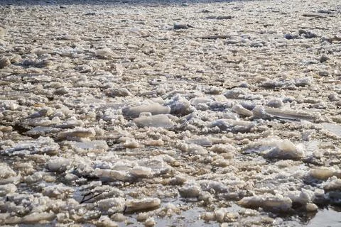 Cracked ice floating springtime on blue water mountain lake Foto stock