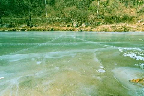 Cracked ice on river Foto stock