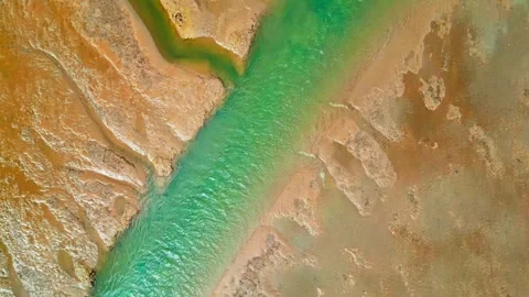 Cracked mud flats in a salt marsh. Aerial: Tidal mudflats, Abstract texture.. Vidéo 260892019