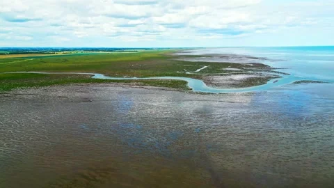 Cracked mud flats in a salt marsh. Aerial: Tidal mudflats, Abstract texture.. 库存影片 260892058
