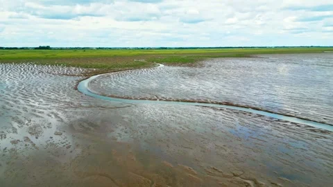 Cracked mud flats in a salt marsh. Aerial: Tidal mudflats, Abstract texture.. Vidéo 260892061