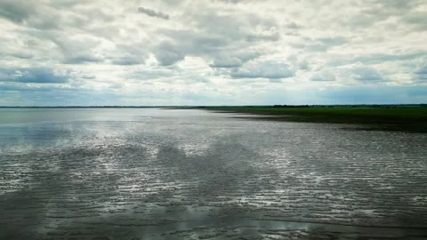 Cracked mud flats in a salt marsh. Aerial: Tidal mudflats, Abstract texture.. Vidéo 260892219