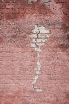 Cracked red wall of white brick Stock-Fotos