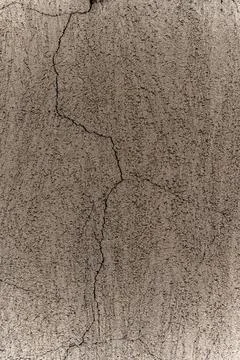 Cracked Rough Plaster Wall Texture with Vertical Crack, Brown Gray Background Fotos Stock