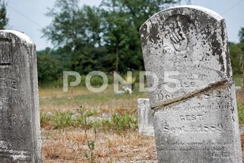 Cracked tombstone Stock Photos